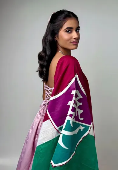 Debutante com bandeira do time nos ombros