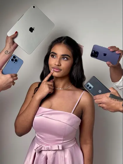 Debutante cercada de mãos com celulares