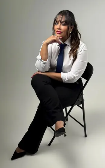 Retrato corporativo de corpo inteiro sentada