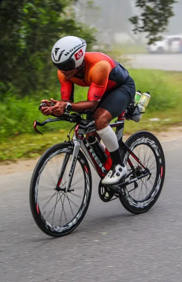 Ciclista em posição aero durante prova de triatlo