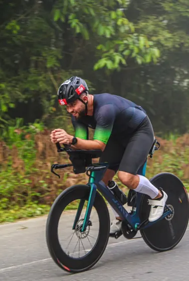 Ciclista em alta velocidade com fundo desfocado
